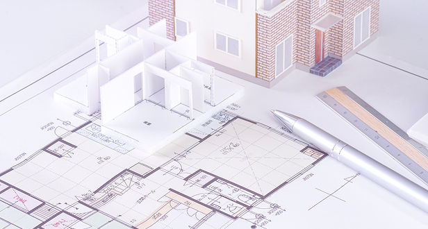 間取り図と住宅模型が並んだ住宅設計のイメージ